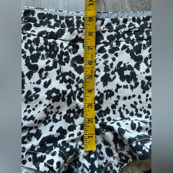 J. Crew 100% Cotton Black & White Animal Leopard Print Chino Shorts. Size 8 - Picture 9 of 10